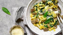 Tagliatelle with spinach and mushrooms